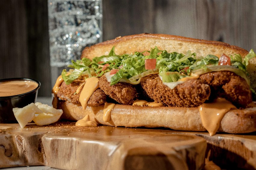 Crispy chicken sandwich with sauce and vegetables